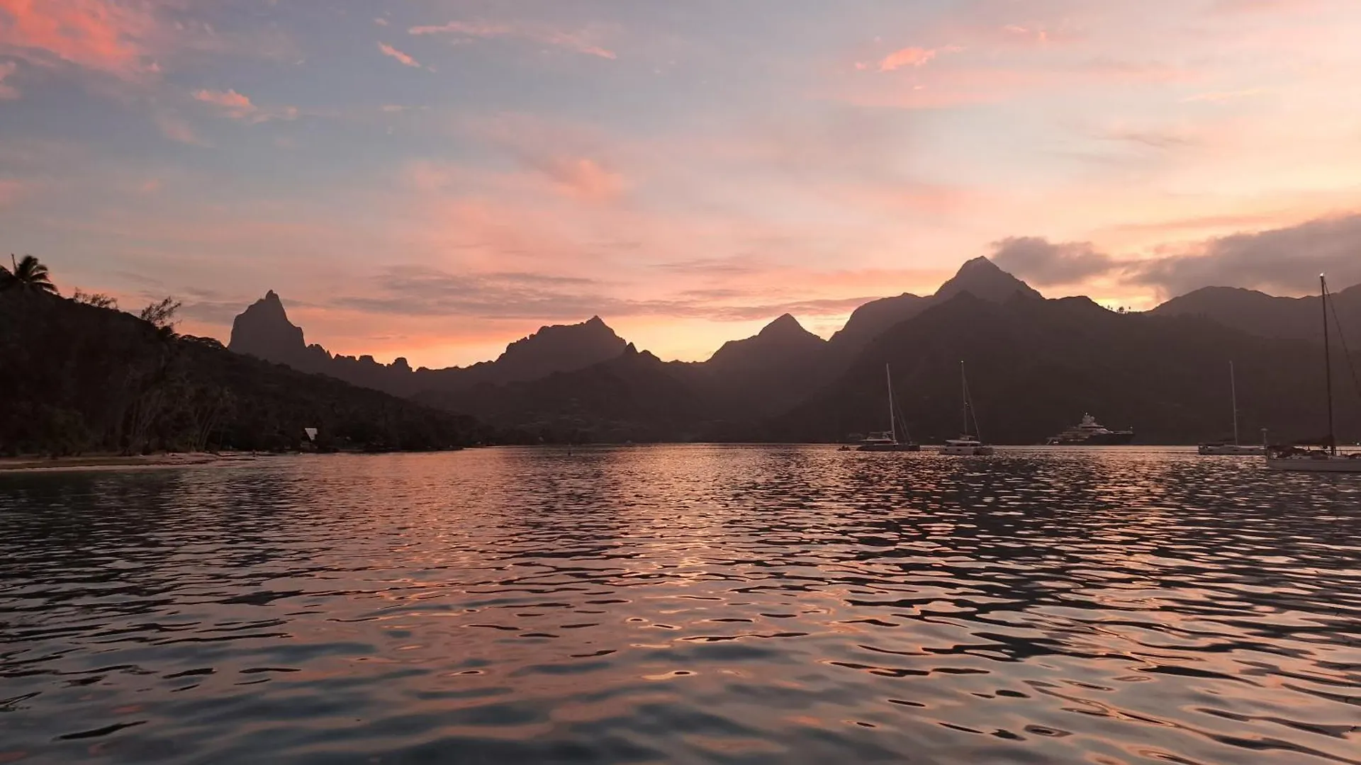 Botel Tiva Catamaran Moorea Hotel